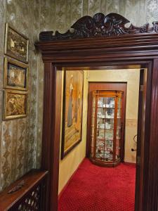 een hal met een deur naar een kamer met een rode loper bij Vila Geppetto in Belgrado