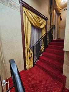 een rode trap met vloerbedekking in een theater met een raam bij Vila Geppetto in Belgrado