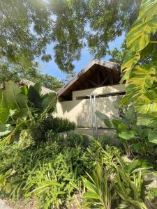 vistas a una casa desde el jardín en The Beach Suite at The Mactan Newtown en Lapu Lapu City