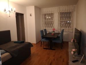 ein Esszimmer mit einem Tisch, Stühlen und einem Bett in der Unterkunft Appartement am Uni Park Köln Sülz in Köln
