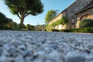 an empty road in front of a house at Superbe gîte avec vue sur les vignes, dans le parc d'un manoir du 18ème siècle in Saint-Bazile-de-Meyssac