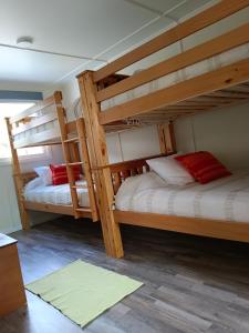 מיטה או מיטות קומותיים בחדר ב-CABAÑA ESTANCIA LAZO