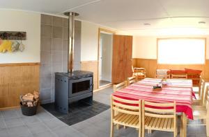 - une cuisine avec une table, des chaises et une cuisinière dans l'établissement CABAÑA ESTANCIA LAZO, à Torres del Paine