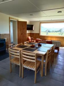 ein Esszimmer mit einem Tisch und Stühlen in der Unterkunft CABAÑA ESTANCIA LAZO in Torres del Paine
