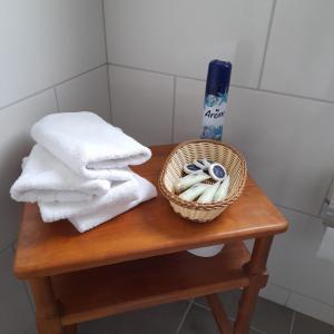 - une table avec des serviettes et un panier de serviettes dans l'établissement CABAÑA ESTANCIA LAZO, à Torres del Paine