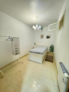 - une chambre blanche avec un lit dans l'établissement Apartamento O Vento, à O Grove