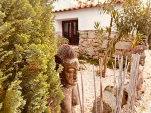eine Statue einer Person in einem Garten in der Unterkunft Casa Rico Frade Garden in São Pedro do Corval