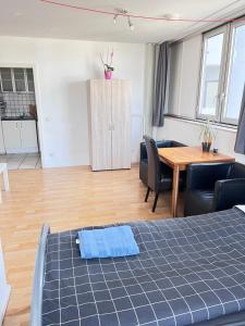 ein Zimmer mit einem Tisch und Stühlen sowie einem Esszimmer in der Unterkunft Ferienwohnungen in Köln2201 in Köln