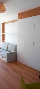 - un salon avec un canapé blanc et une fenêtre dans l'établissement Apartamento en Plaza Central con garaje Gratis, à Sierra Nevada