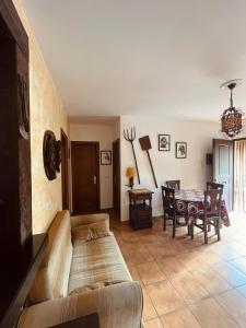 uma sala de estar com um sofá e uma mesa em Águila Real em Arroyo Frío