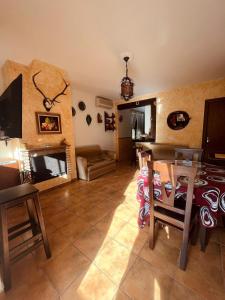uma sala de estar com uma mesa e uma lareira em Águila Real em Arroyo Frío