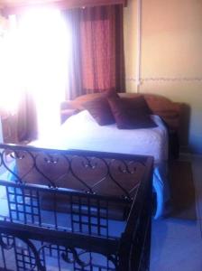um quarto com uma cama e uma janela em Au coeur de Tana, vue sur le Palais de la Reine, en securité em Antananarivo