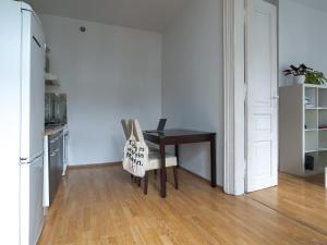 uma cozinha com uma mesa com um cartaz em small one-bedroom apartment Achilles in Dietla 57 (2nd floor) em Cracóvia