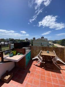 een patio met een grill en een tafel op een patio bij Complejo Noi Alaia in Valeria del Mar