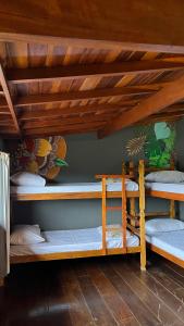 two bunk beds in a room with a ceiling at Hostel das fadas in Paraty