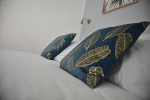 twee kussens bovenop een bed bij Élite Suite Home in Termoli