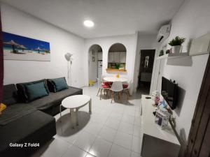 Posedenie v ubytovaní Apartament Naranja con piscina urb El Paraiso