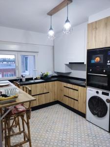 a kitchen with a stove and a dishwasher at La cámara secreta de BelNi in Avilés