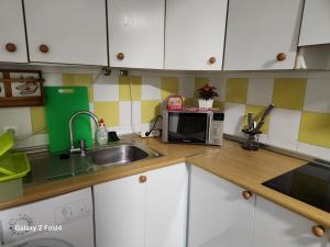 Kuchyňa alebo kuchynka v ubytovaní Apartament Naranja con piscina urb El Paraiso