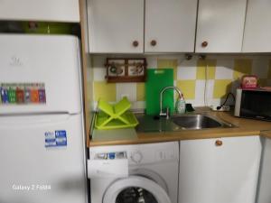 Kuchyňa alebo kuchynka v ubytovaní Apartament Naranja con piscina urb El Paraiso