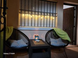 Posedenie v ubytovaní Apartament Naranja con piscina urb El Paraiso