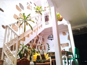 een kamer met een trap en planten bij Holy House in Santa Brígida