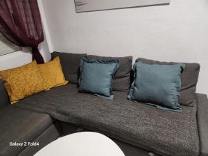 Posedenie v ubytovaní Apartament Naranja con piscina urb El Paraiso