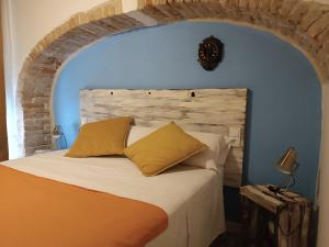 Katil atau katil-katil dalam bilik di Petra apartments -Old City with terrace and barbecue-