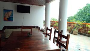 Zimmer mit einem Tisch und einem TV auf dem Balkon in der Unterkunft Quinta Tisseaux in Casares