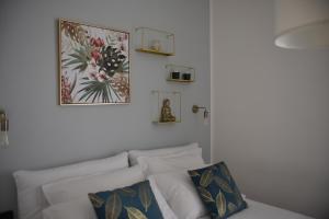 een witte bank met kussens en een foto aan de muur bij Élite Suite Home in Termoli