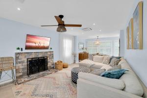un soggiorno con divano e camino di Luxurious Beach House Two Blocks From the Beach. a Clearwater Beach