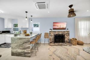 una cucina con camino e un soggiorno di Luxurious Beach House Two Blocks From the Beach. a Clearwater Beach