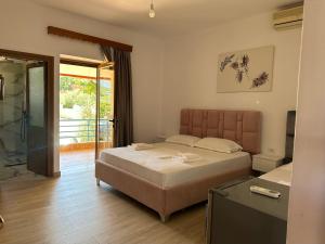 卡薩米里的住宿－Vila Laura，一间卧室设有一张床和一个滑动玻璃门