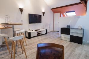 Televízia a/alebo spoločenská miestnosť v ubytovaní Résidence Leclerc - Appartements d'hôtes - Secteur thermal