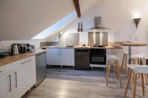 Kuchyňa alebo kuchynka v ubytovaní Résidence Leclerc - Appartements d'hôtes - Secteur thermal