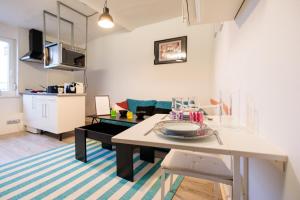 Kuchyňa alebo kuchynka v ubytovaní Résidence Leclerc - Appartements d'hôtes - Secteur thermal