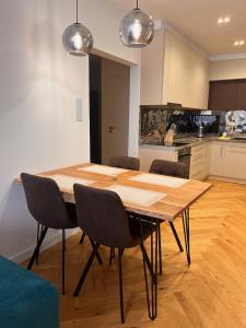 - une table à manger et des chaises dans la cuisine dans l'établissement Modern apartment in Košice, à Košice