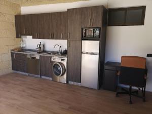 a kitchen with a sink and a washing machine at Höhlenapartment in Güimar