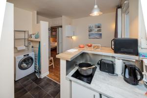 Kuchyňa alebo kuchynka v ubytovaní Résidence Leclerc - Appartements d'hôtes - Secteur thermal