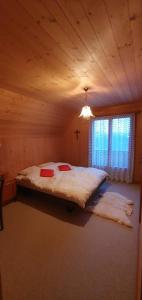 una camera con un grande letto in una baita di tronchi di Chalet Les Portes a Riddes