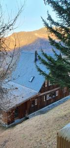 una casa con un tetto di copertura sopra di Chalet Les Portes a Riddes Altre 5 foto