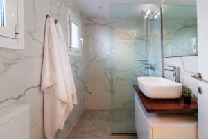 A bathroom at Stunning apartment in the heart of Athens