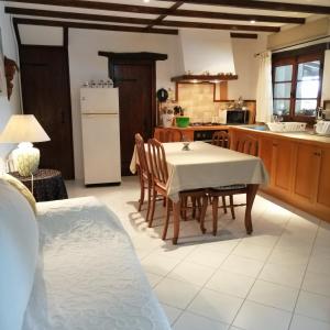 a kitchen with a table and chairs in a room at Gîte Rozies Dunes 6 p in Dunes