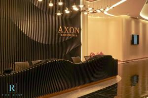 une chambre avec une rangée de chaises et une scène dans l'établissement The Ress - The Axon Bukit Bintang Residence, à Kuala Lumpur
