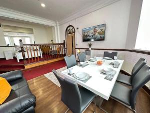 a dining room with a white table and chairs at Spacious City Haven Chic & Modern in Birmingham