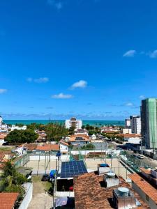 vistas a una ciudad con edificios y paneles solares en Apartamento Completo Praia do Poço - Cabedelo - PB, en Cabedelo