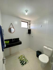 biała łazienka z toaletą i umywalką w obiekcie Apartamento Completo Praia do Poço - Cabedelo - PB w mieście Cabedelo