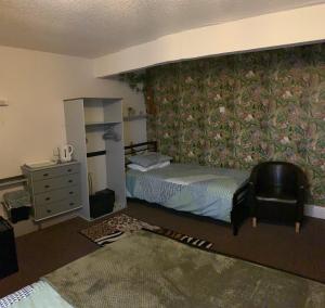 Hornby Villa 4*B&B Couples & Families Only في بلاكبول: غرفة نوم مع سرير وخزانة