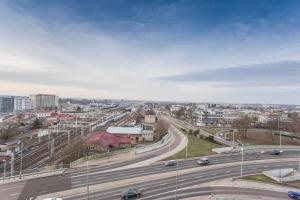 een snelweg in een stad met auto's op de weg bij Urban Jungle apartament Delta in Białystok