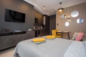 een slaapkamer met een bed met gele handdoeken erop bij Urban Jungle apartament Delta in Białystok
